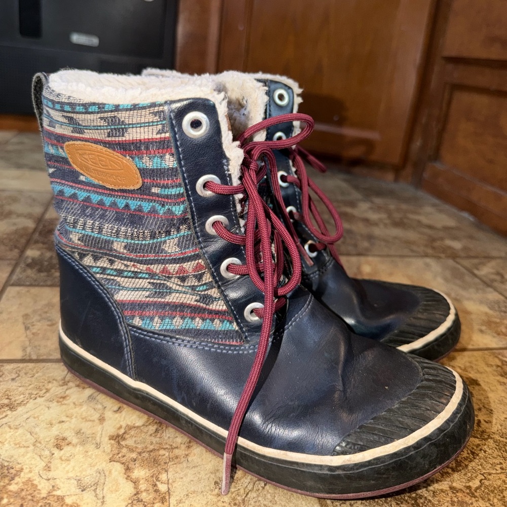 Keen Navy and Burgundy Patterned Lace-Up Winter Boots